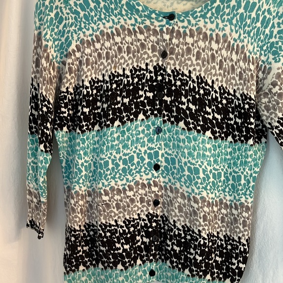 Medium Joseph A front buttoned cardigan. - Picture 3 of 6